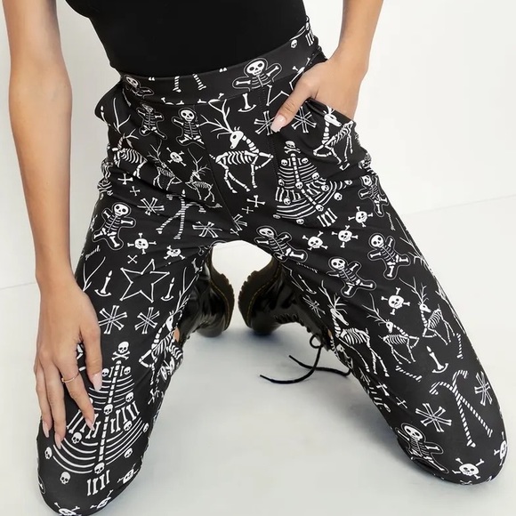 Blackmilk “JINGLE BONES CUFFED PANTS” Size Medium M NWT Xmas Holidays Creepmas - Picture 13 of 14